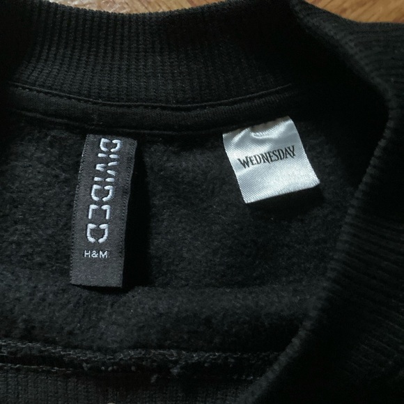 Wednesday Addams Family Front/Back Graphic Sweatshirt Divided 2022 Netflix - Picture 4 of 4